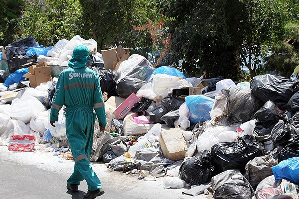 Protestocular bakanlık binasını bastı