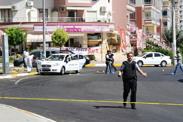 Batman'da polis aracı tarandı: 2 polis yaralı