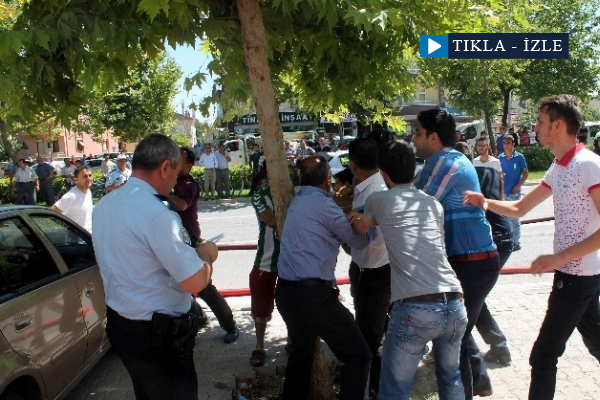 Polise önce kafa attı, ardından yumruk!