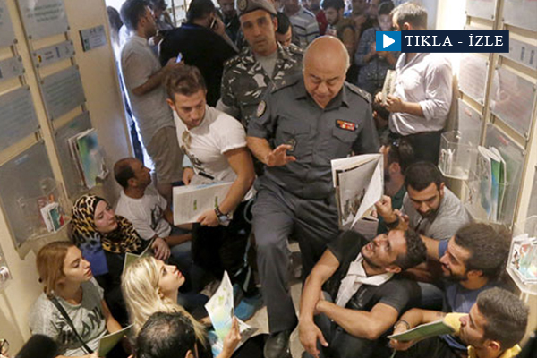 Protestocular bakanlık binasını bastı