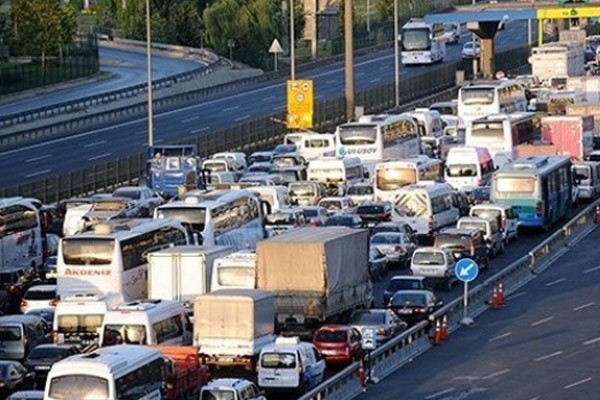 TEM'deki çalışma trafiği kilitledi
