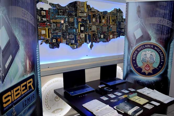 Bin kişinin kartını kopyaladılar