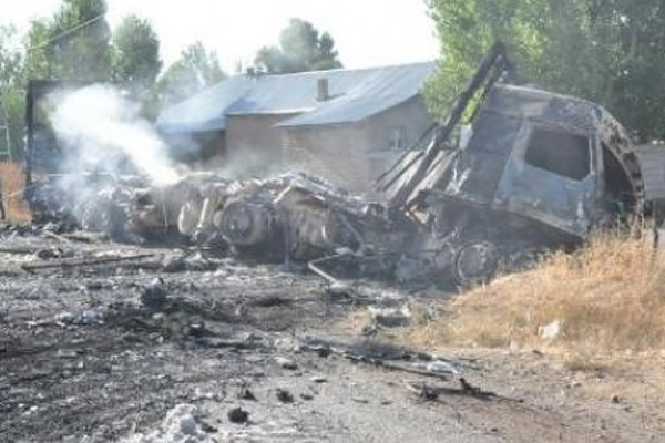 PKK karakola ekmek taşıyan aracı yaktı