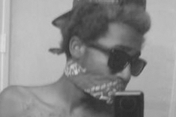 Silahla 'selfie' çeken genç kendisini vurdu