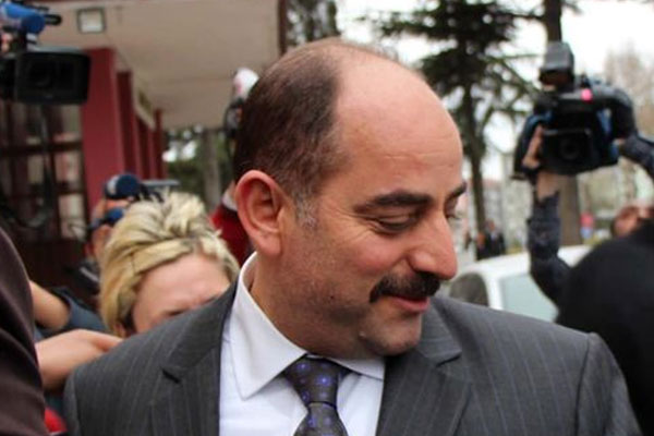 Aynı gün yeşil pasaportla kaçmış