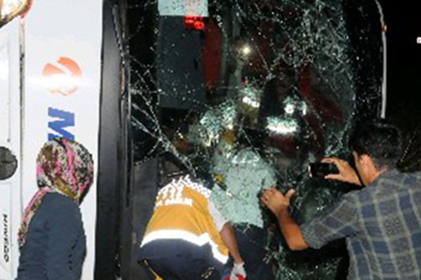 Erzurum'da yolcu otobüsü feci devrildi