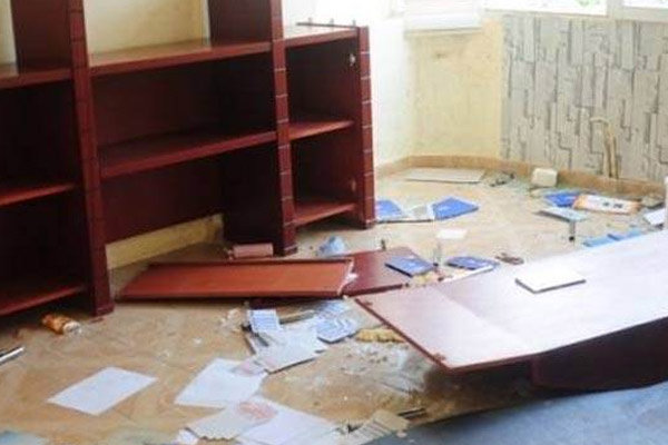 AK Parti binasına molotoflu saldırı