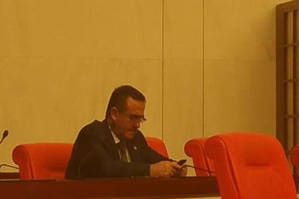 Meclis'te tek başına