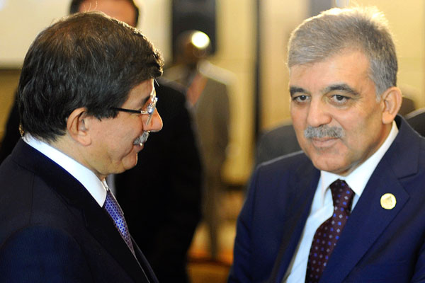 Davutoğlu'ndan Gül'e sürpriz telefon