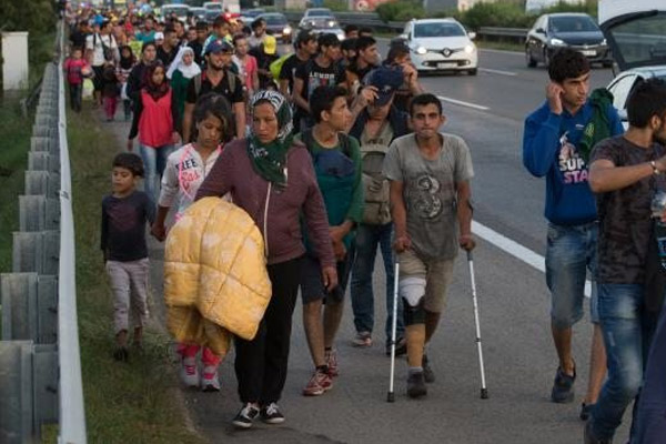 Binlerce göçmen yürüyor