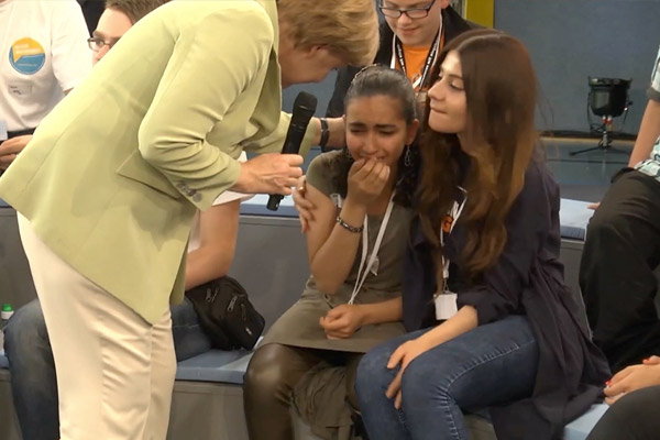 Merkel'in ağlattığı Filistinliye oturma izni