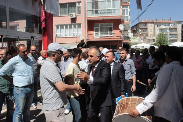 Davullu-zurnalı adaylık başvurusu