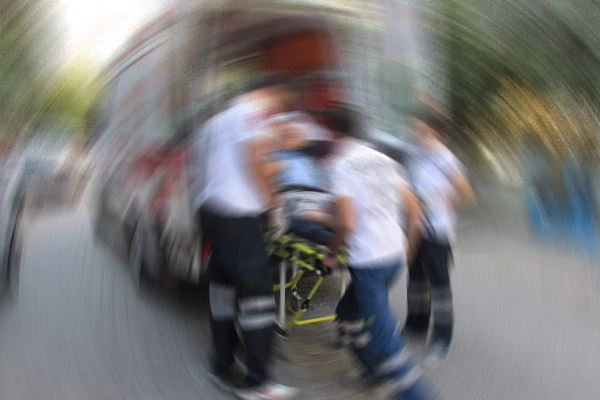 Polise atmak isterken elinde patladı