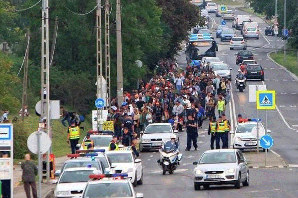 Paris'te göçmen gösterisi