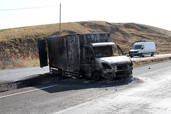 Kars'ta PKK'lılar araç yaktı