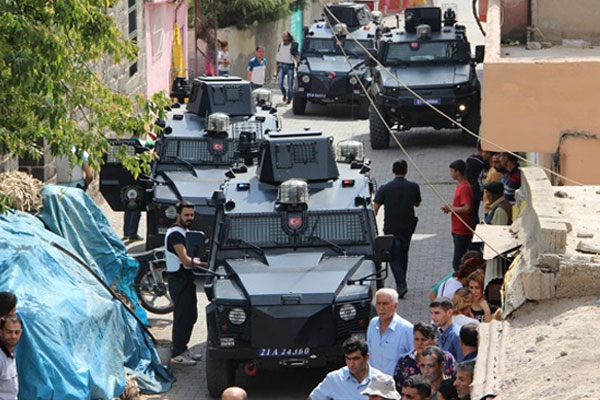 Diyarbakır'da polise roketli saldırı: 2 şehit