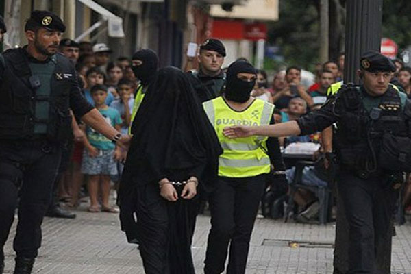 Zanlı sokakta kelepçeli teşhir edildi