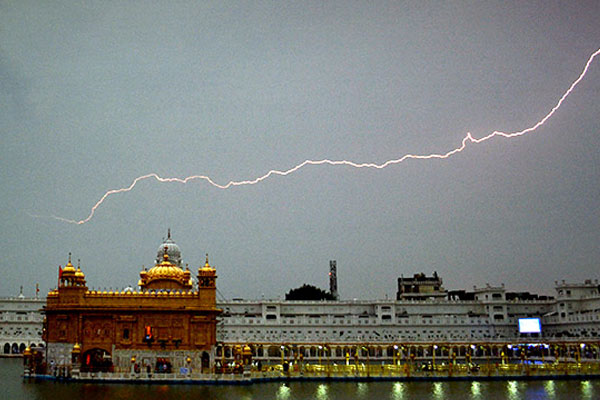 Hindistan'da yıldırım düştü: 32 ölü