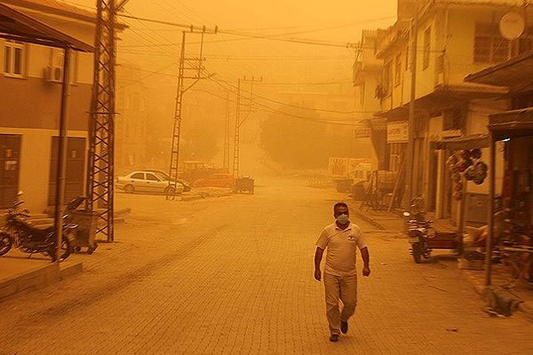 Toz bulutları iki şehri sarıya boyadı