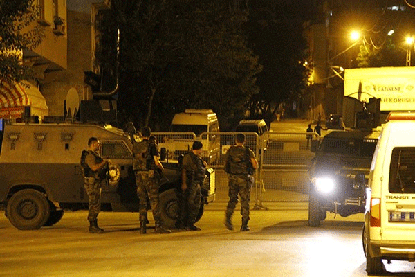 Van'da polis aracına saldırı