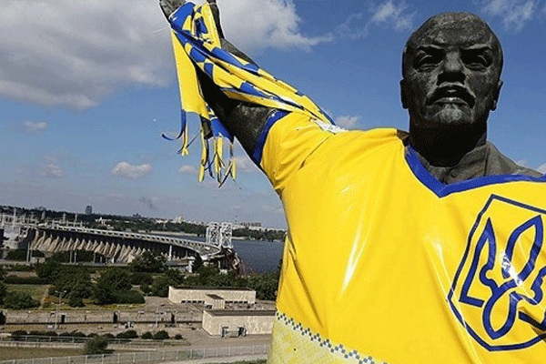 Lenin heykeline milli takım forması giydirildi