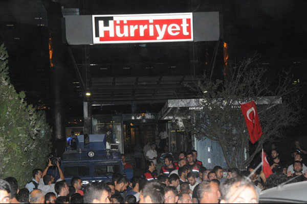 Hürriyet'in önünde protesto