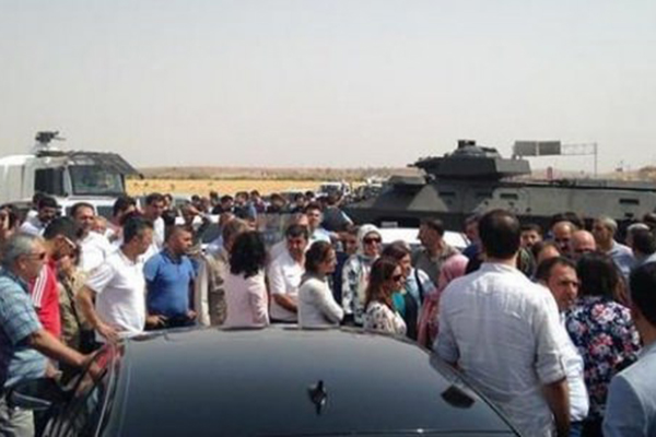 Demirtaş'ın konvoyu durduruldu