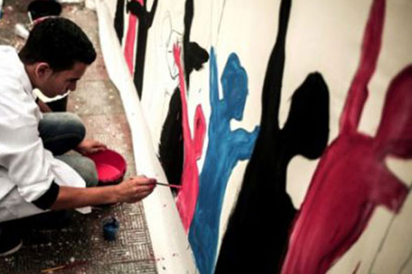 Gazze'de 'gençlerin acısı' duvarlara çizildi