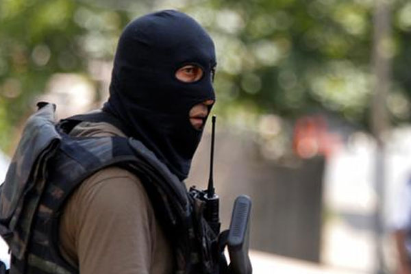 Ajan: İç savaş için para dağıtıyorlar