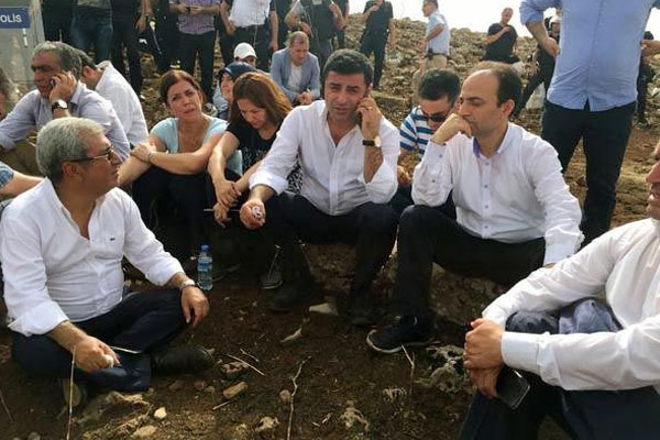 Polisin durdurduğu HDP heyeti oturma eylemine başladı