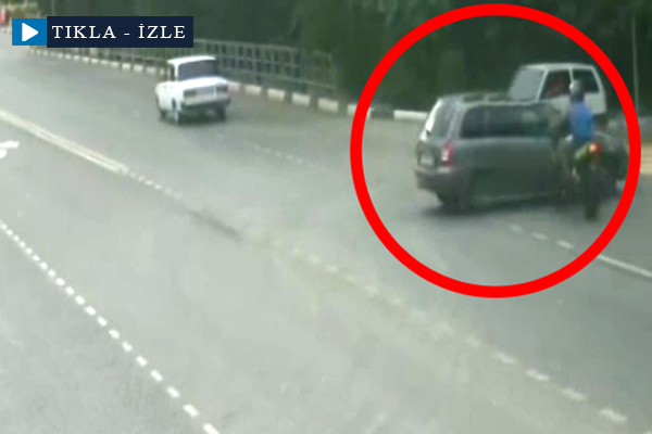 Motosiklet otomobile öyle hızlı çarptı ki!