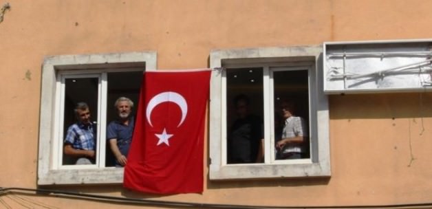 HDP'lilerden Türk bayrağı açılımı