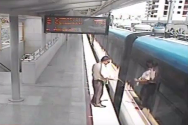 Görme engelli boşluğu kapı sanınca...