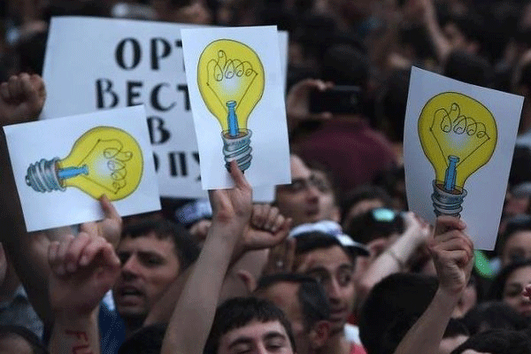 Erivan'da elektrik zammı protestosu