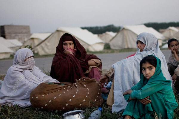 Kiliseler Müslüman göçmenleri Hristiyanlaştırıyor