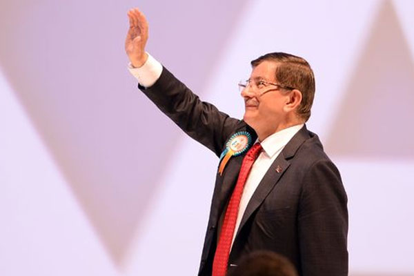 Davutoğlu yeniden genel başkan oldu