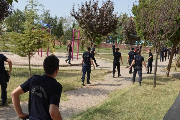 Parka bomba yerleştirirken yakalandılar