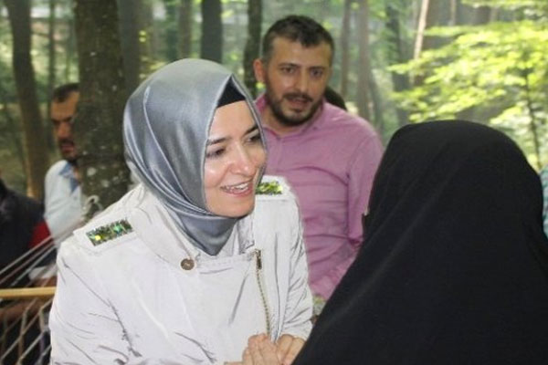 Başörtülü ilk parti yöneticisi oldu