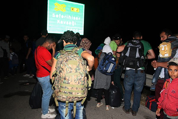 Sığınmacılar polis aracına çarpınca yakalandı