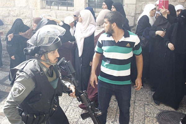 İsrail askerleri minberi çiğnedi