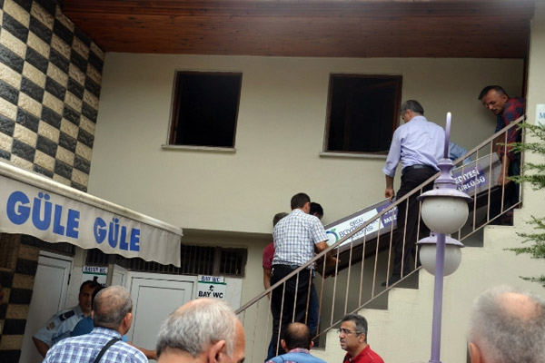 Öğretmen mescitte kendini astı