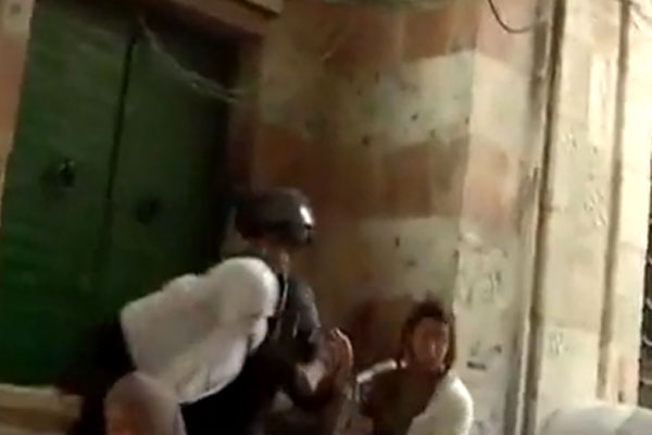 İsrail askeri Filistinli kadını yere attı