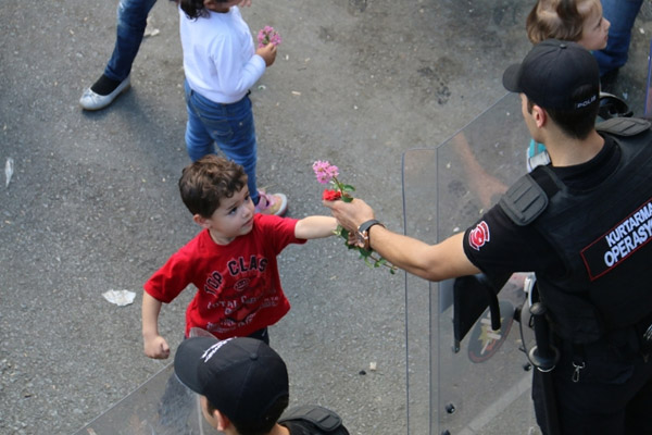 Suriyeli çocuklardan polise çiçek