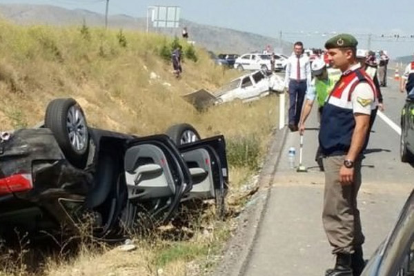 AK Partili vekilin aracı kaza yaptı