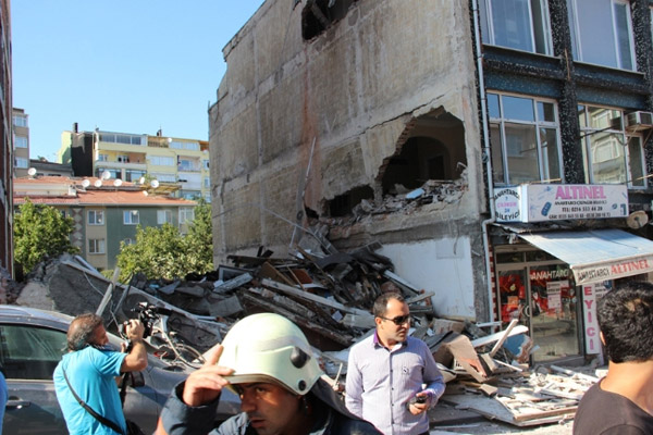 İstanbul’da 5 katlı bina çöktü