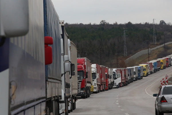 Kapıkule'de 9 kilometrelik TIR kuyruğu oluştu