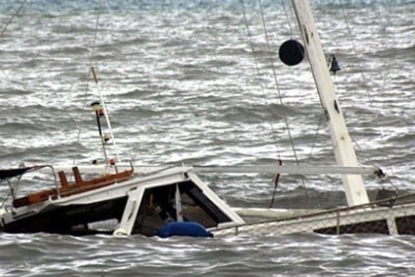 Hindistan'da turist teknesi alabora oldu