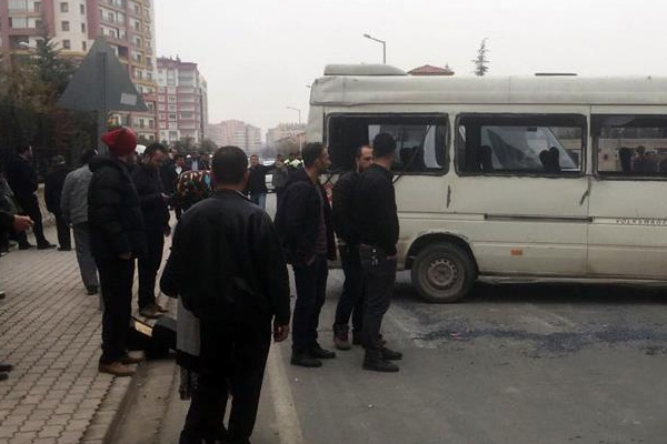 Öğrenci servisi ile otomobil çarpıştı