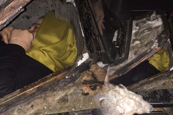 FETÖ'cü kadın aracın gizli bölmesinden çıktı