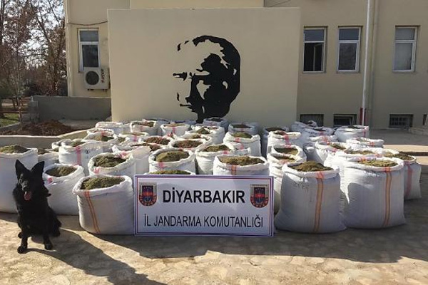 Diyarbakır'da 1 ton 787 kilo esrar ele geçirildi